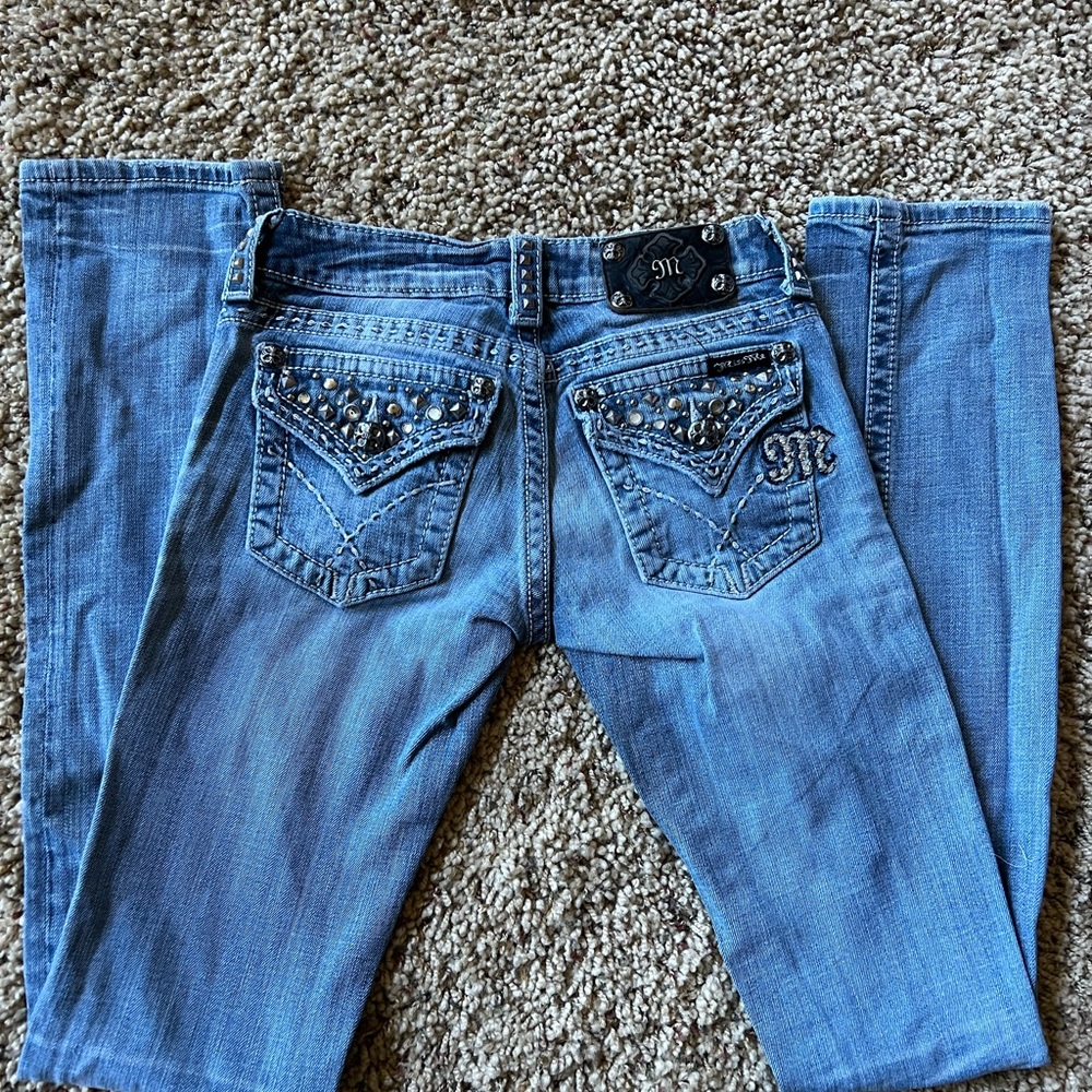 Women (or girls) miss me jeans. Straight leg. In new condition.